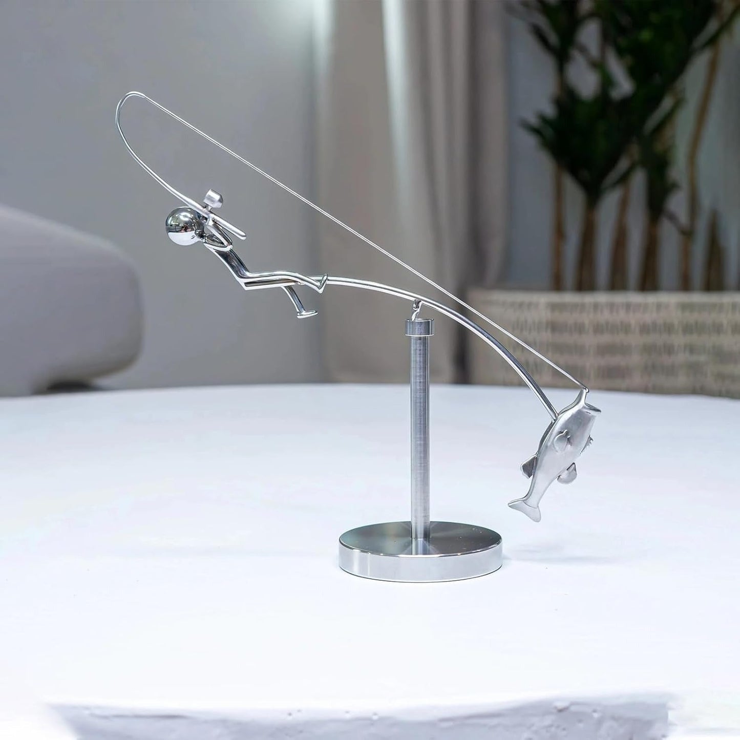 Skulptur „Balancierender Fischer“ — Besonderes Angler-Geschenk Mivoza Deutschland