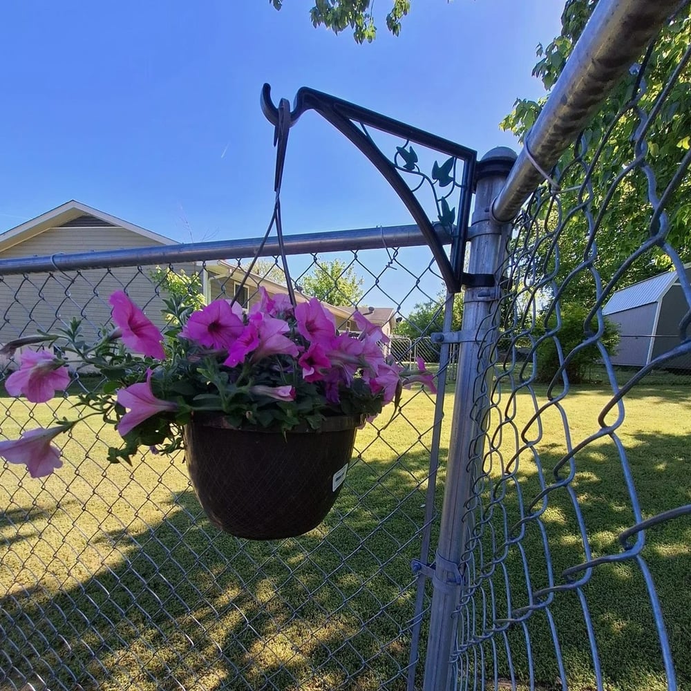 Plant hanger for fence post — Tool-free outdoor plant holder