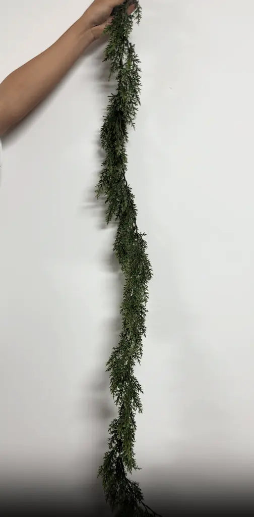 Garland of Rubber Leaves — Natural Warmth and Lasting Charm