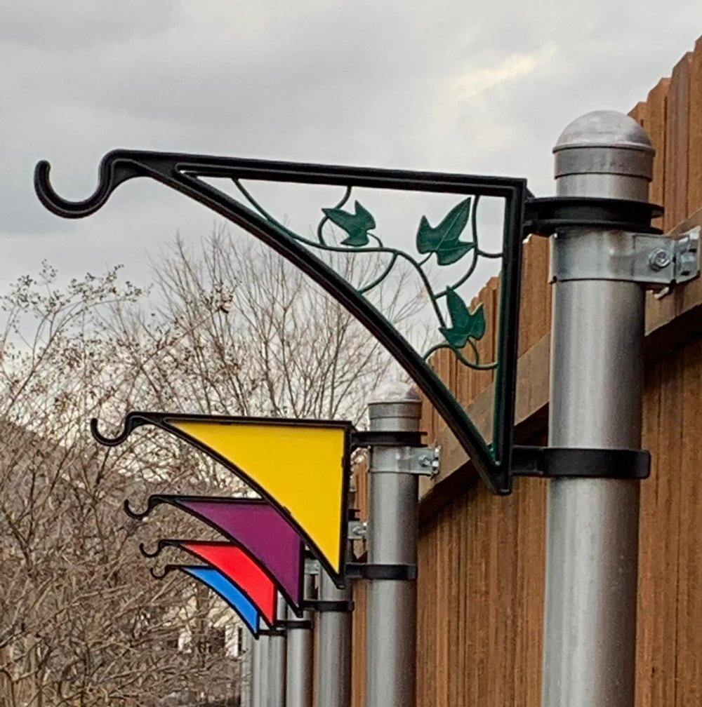 Plant hanger for fence post — Tool-free outdoor plant holder