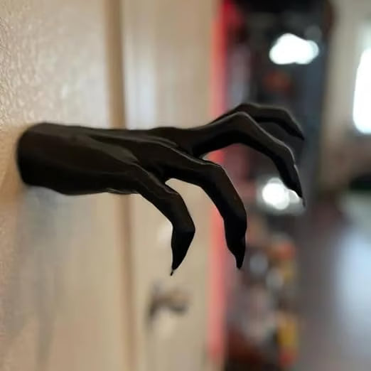Demon Claw Sculpture — Eerie Eye-Catcher for Dark Rooms