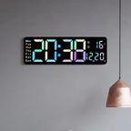Große mehrfarbige digitale Wanduhr