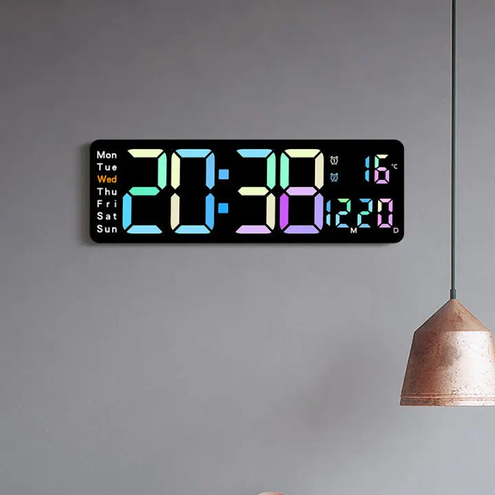 Große mehrfarbige digitale Wanduhr