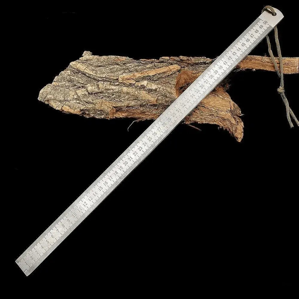 Lineal aus gehärtetem Stahl – wird als Werkzeug für den Notfall verwendet