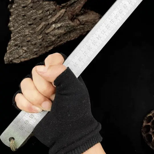 Lineal aus gehärtetem Stahl – wird als Werkzeug für den Notfall verwendet