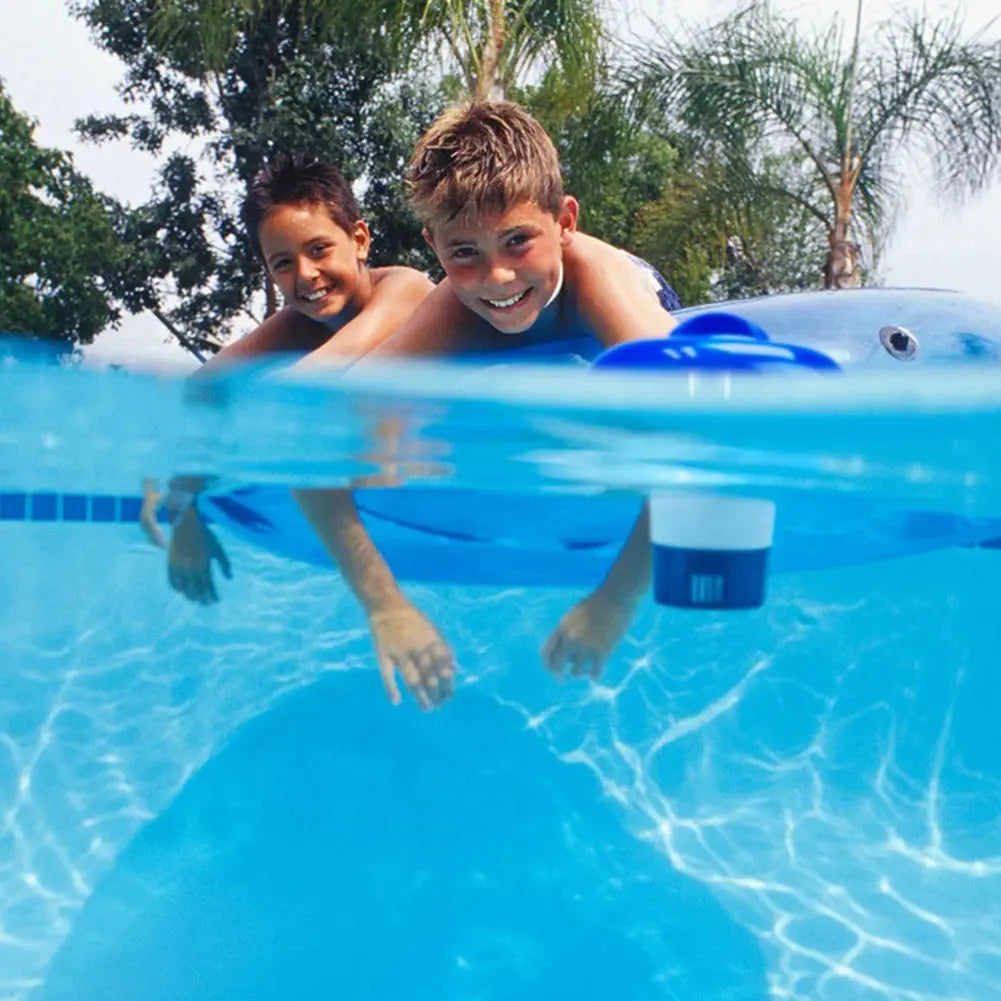 Fast-dissolving cleaning tablets for garden pools