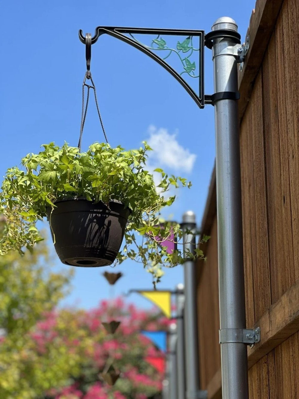 Plant hanger for fence post — Tool-free outdoor plant holder