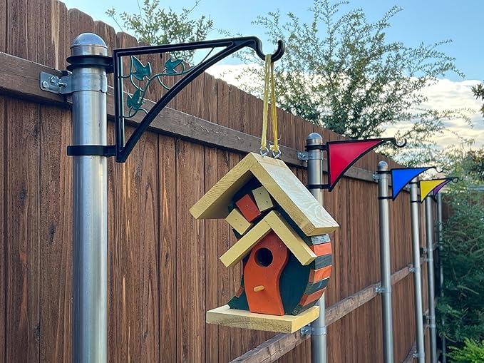 Plant hanger for fence post — Tool-free outdoor plant holder