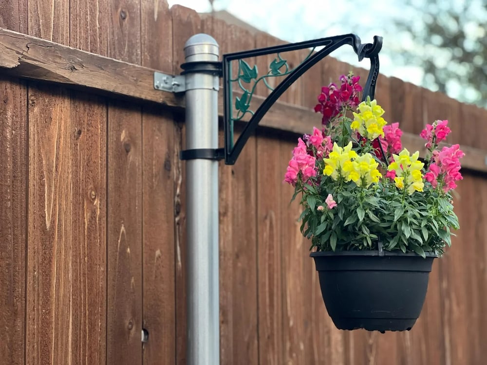 Plant hanger for fence post — Tool-free outdoor plant holder