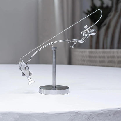 Skulptur „Balancierender Fischer“ — Besonderes Angler-Geschenk Mivoza Deutschland
