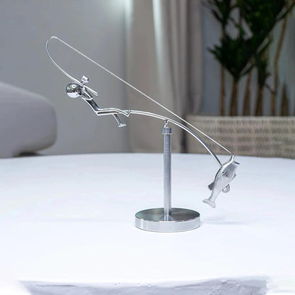 Skulptur „Balancierender Fischer“ — Besonderes Angler-Geschenk Mivoza Deutschland